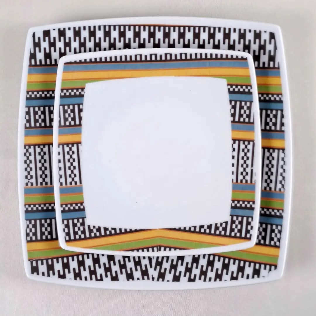 Coffret d'assiettes carrées en porcelaine fine Française fabriquées à la demande avec motif anneau ethnique d'Afrique éléphant "Kounta" ou "Kanta" du Niger, présenté dans un coffret de 6 assiettes