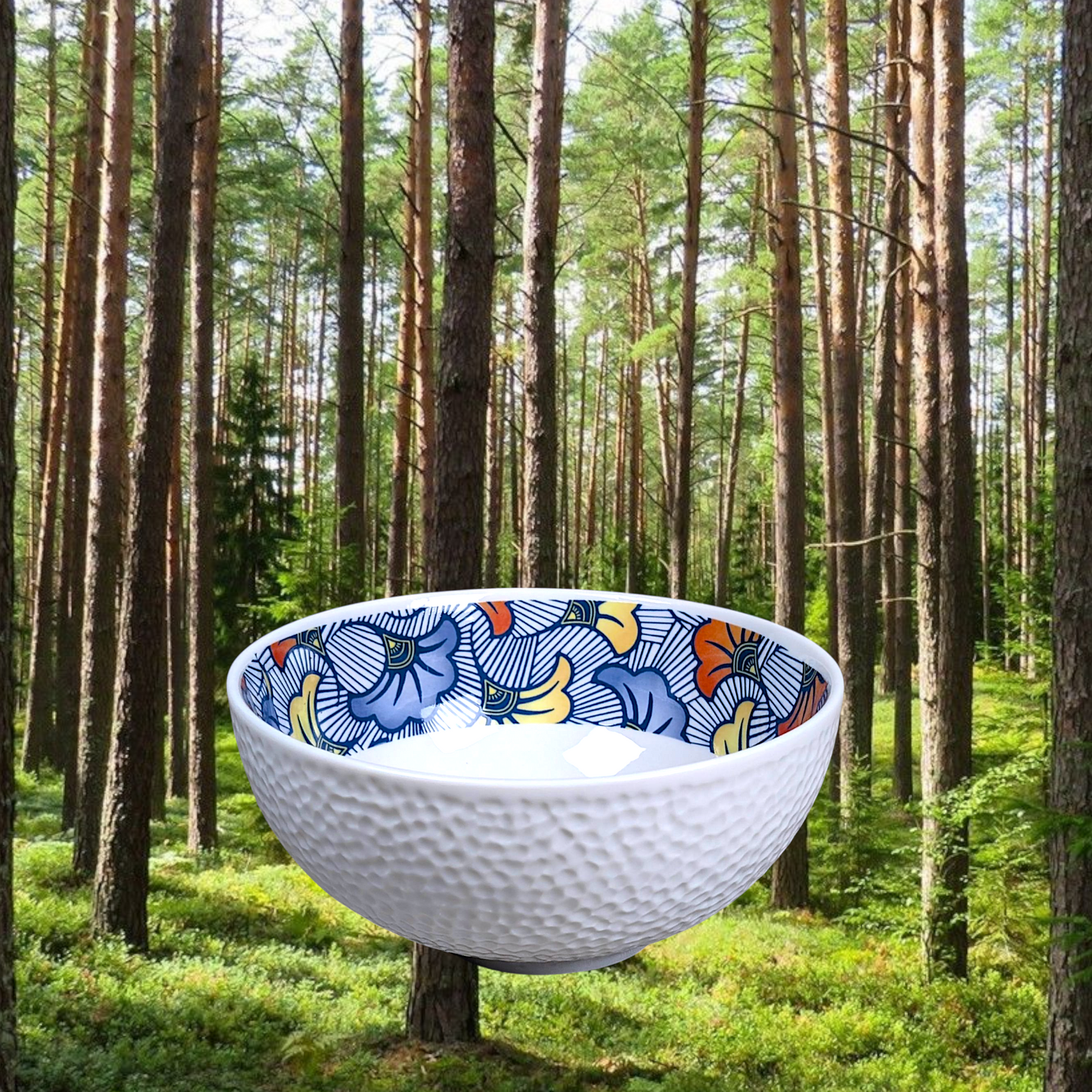 Coffret petit déjeuner en porcelaine fine française, orné d’un motif WAX "Fleurs de Mariage", composé d'une assiette creuse, d'une tasse à  café et d'un MUG, présentés dans une boîte prestige.
