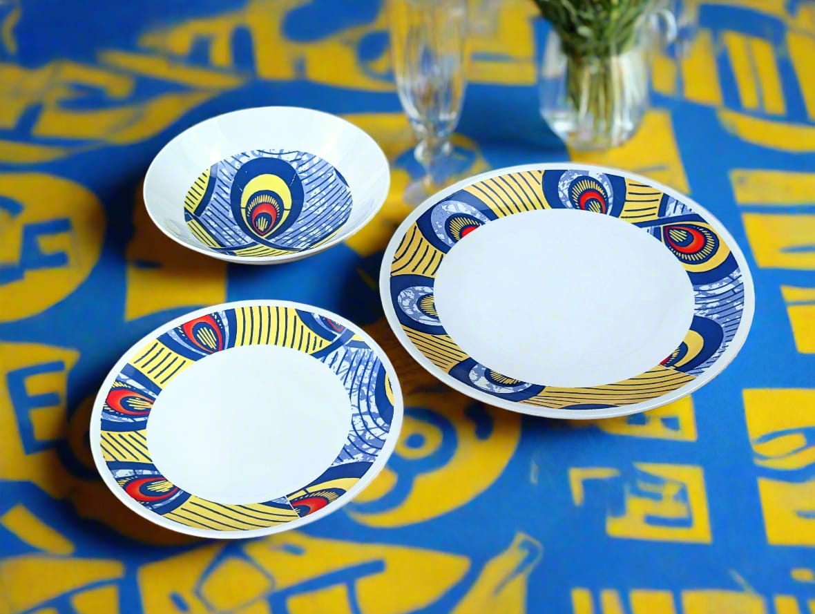 Coffret d'assiettes rondes en porcelaine fine Française fabriquées à la demande avec motif anneaux larges WAX d'afrique "Nos destins entrelacés" dans coffret de 6 assiettes.