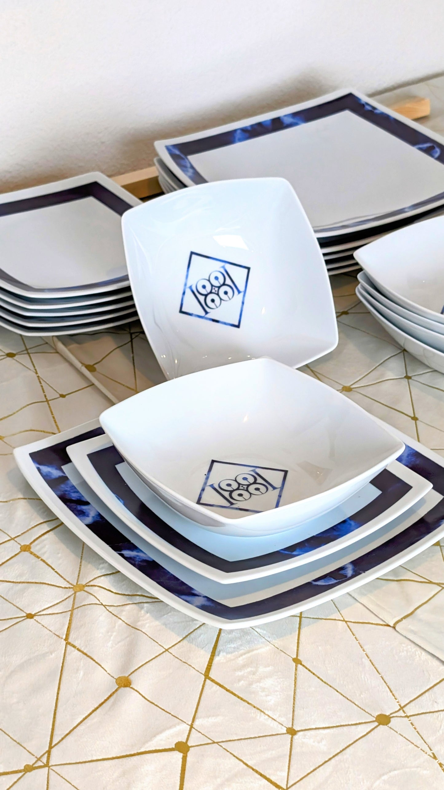 Coffret d'assiettes carrées en porcelaine fine Française fabriquées à la demande avec motif ethnique d'Afrique bleu nuit " Indigo", présenté dans un coffret de 6 assiettes