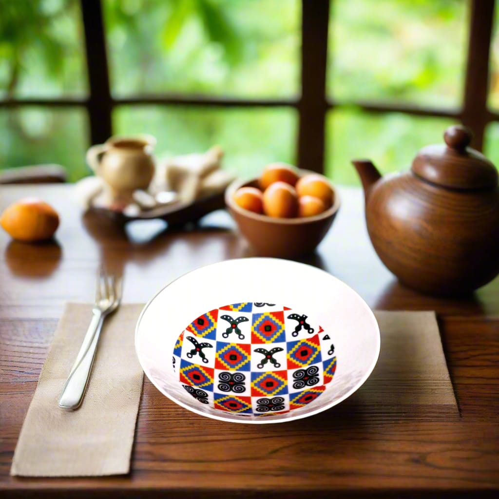 Coffret d'assiettes rondes en porcelaine fine Française fabriquées à la demande avec motif anneaux larges traditions d'afrique "Adinkra" du Ghana et de Côtes d'Ivoire dans coffret de 6 assiettes.