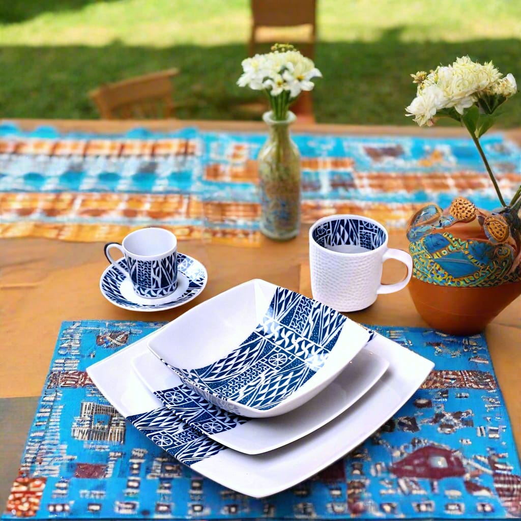 Coffret d'assiettes carrées en porcelaine fine Française fabriquées à la demande avec motif bande ethnique d'Afrique "Ndop" bleu du Cameroun, présenté dans un coffret de 6 assiettes.