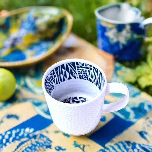 Mug grenaillé à l'extérieur, motif bleu "Ndop" à l'intérieur