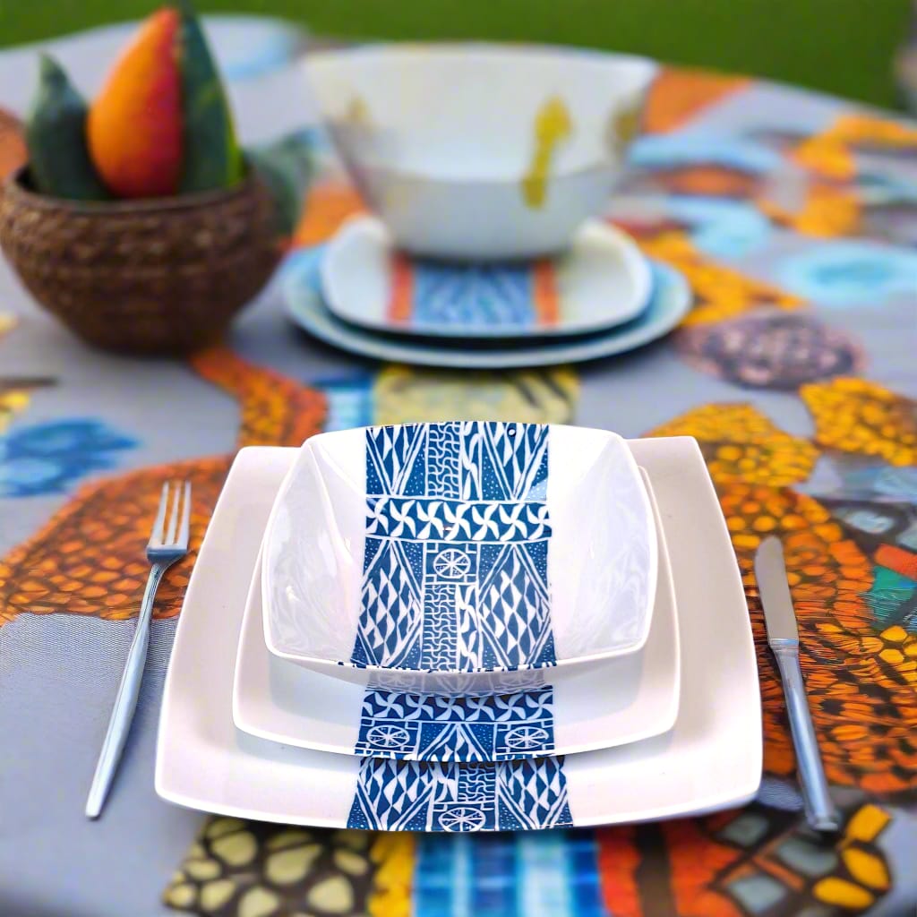 Coffret d'assiettes carrées en porcelaine fine Française fabriquées à la demande avec motif bande ethnique d'Afrique "Ndop" bleu du Cameroun, présenté dans un coffret de 6 assiettes.