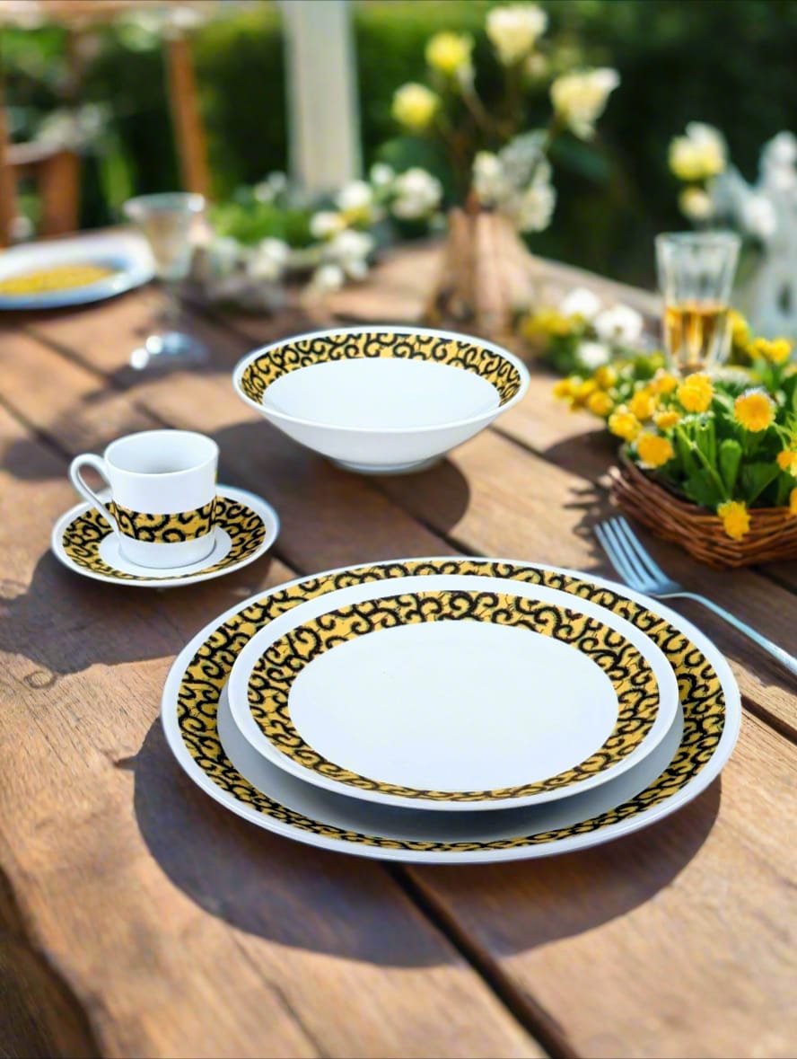 Coffret d'assiettes rondes en porcelaine fine Française fabriquées à la demande avec motif anneaux fins WAX d'afrique "Macaroni ou Conseiller" jaune dans coffret de 6 assiettes.