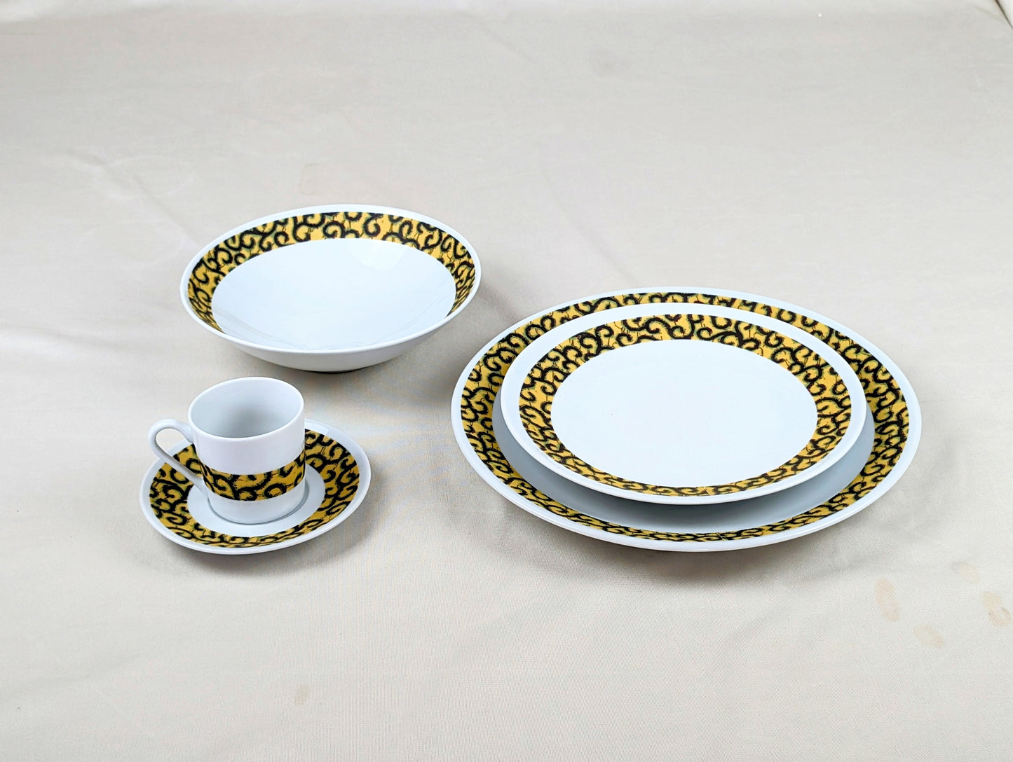 Coffret d'assiettes rondes en porcelaine fine Française fabriquées à la demande avec motif anneaux fins WAX d'afrique "Macaroni ou Conseiller" jaune dans coffret de 6 assiettes.