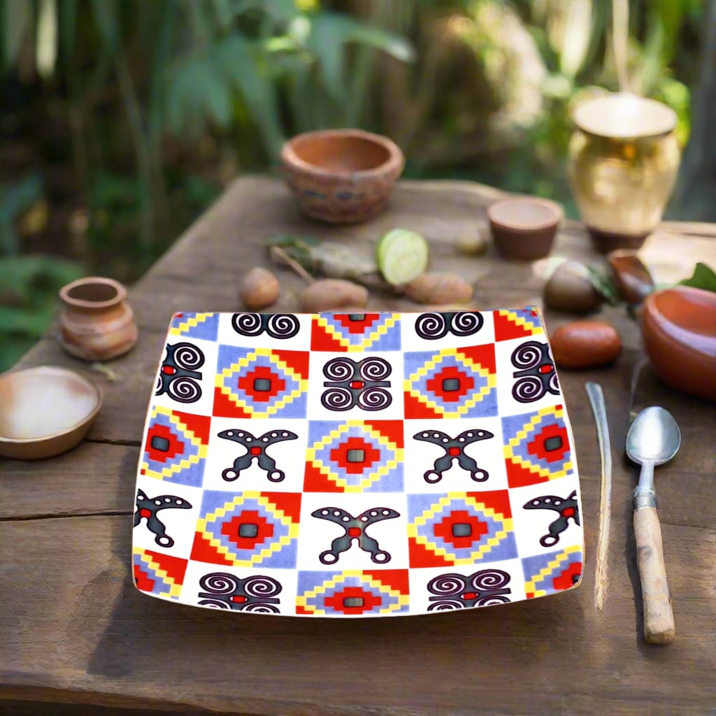 Coffret d'assiettes en porcelaine Française fabriquées à la demande avec  carrées motif plein traditions d'Afrique "Adinkra" du Ghana et de Côtes d'Ivoire dans coffret de 12