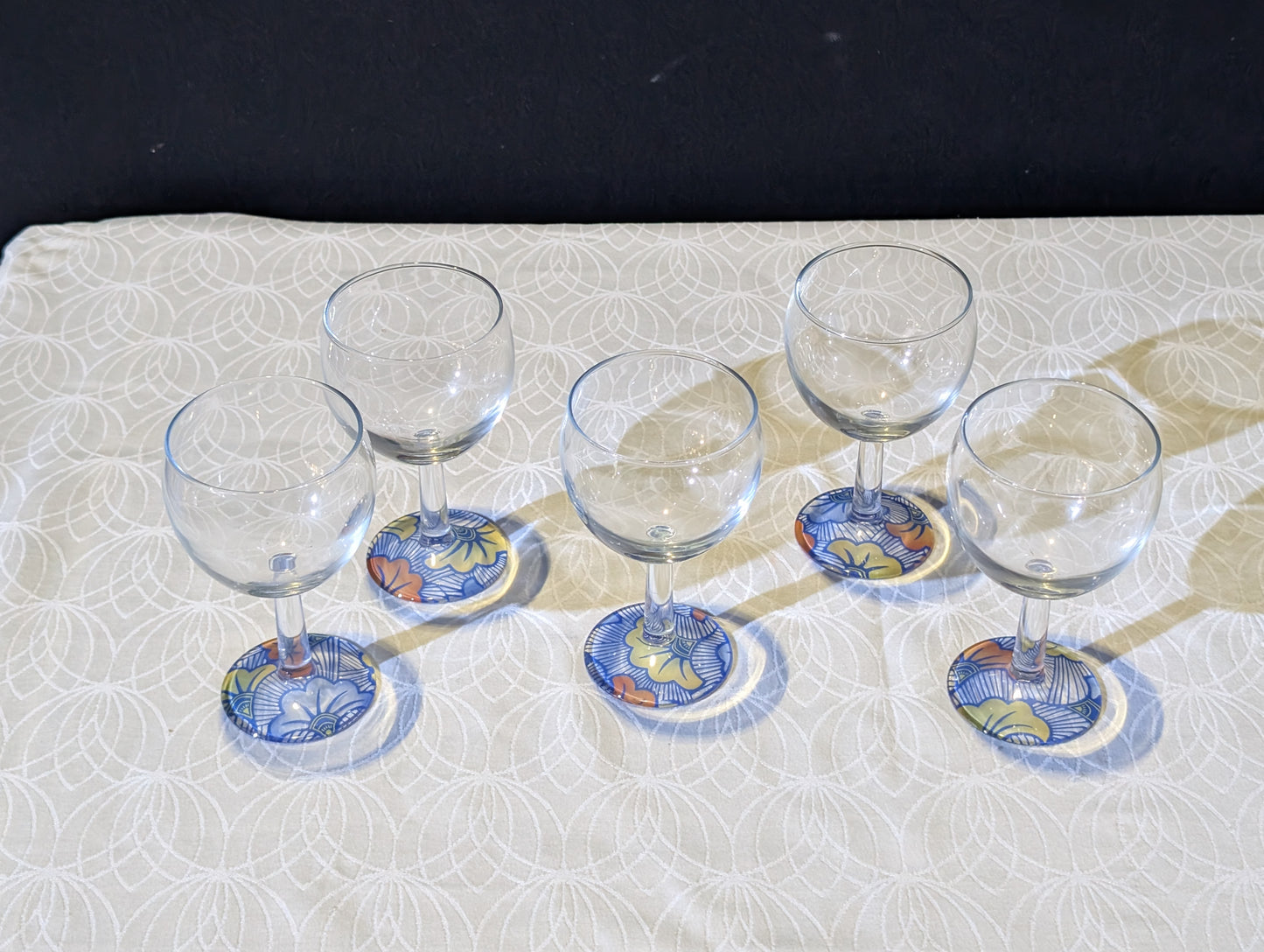 Verre à vin avec disque sous pied au motif WAX "Fleurs de Mariage"
