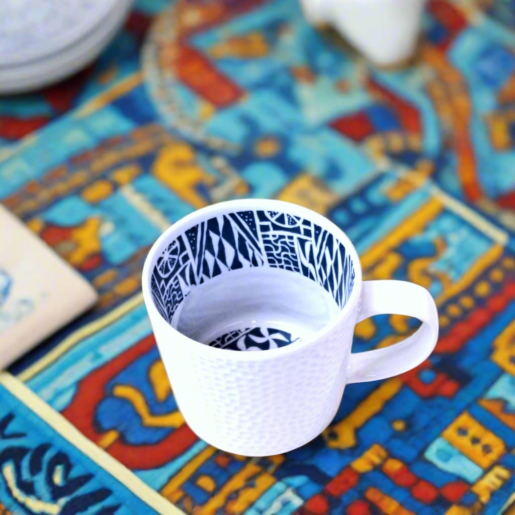 Mug grenaillé à l'extérieur, motif bleu "Ndop" à l'intérieur