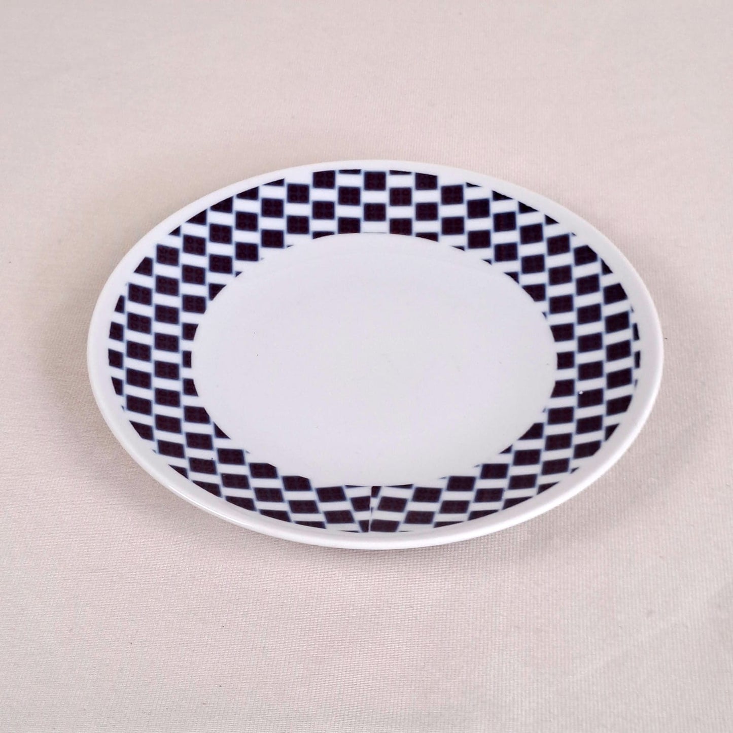 Coffret d'assiettes rondes en porcelaine fine Française fabriquées à la demande avec  motif anneaux larges WAX d'afrique "Ludo Kouin" dans coffret de 6
