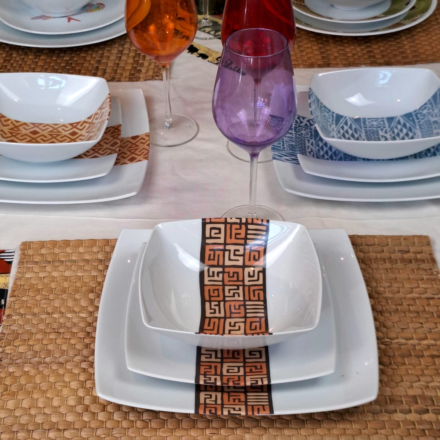 Coffret d'assiettes carrées en porcelaine fine Française fabriquées à la demande avec motif bande ethnique d'Afrique "#Ntshak (#N’tshak) du peuple Kuba ethnie shoowa du Congo, présenté dans un coffret de 6 assiettes.