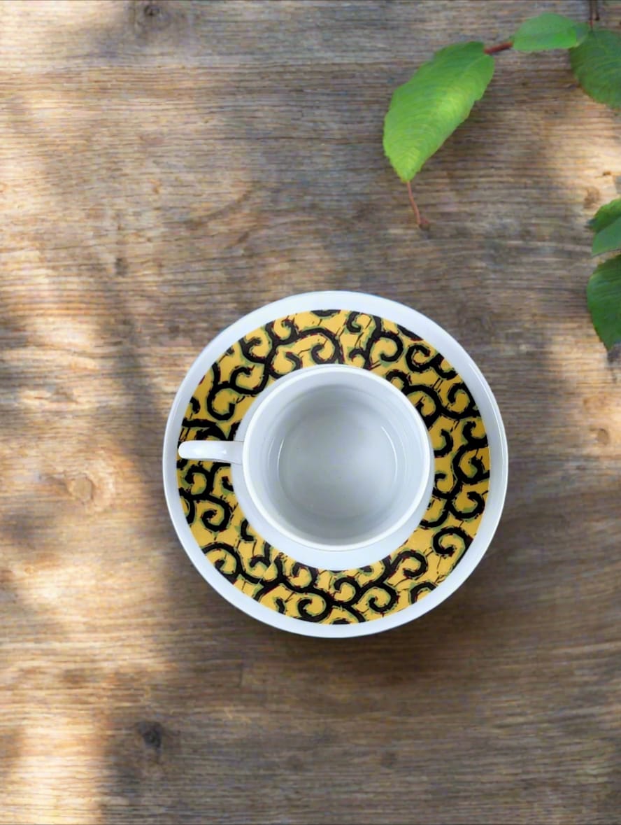 Tasse à Café en porcelaine fine Française fabriquée à la demande avec soucoupe motif africain WAX "macaroni ou Conseiller" jaune.