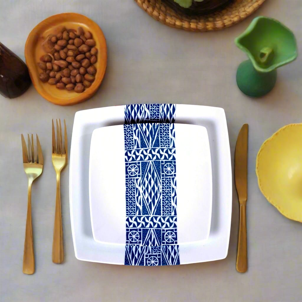 Coffret d'assiettes carrées en porcelaine fine Française fabriquées à la demande avec motif bande ethnique d'Afrique "Ndop" bleu du Cameroun, présenté dans un coffret de 6 assiettes.