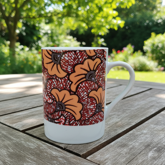 Mug en porcelaine fine Française fabriqué à la demande, motif WAX,  extérieur  "Fleurs de Mariage" fond perlé rouge, fleurs oranges