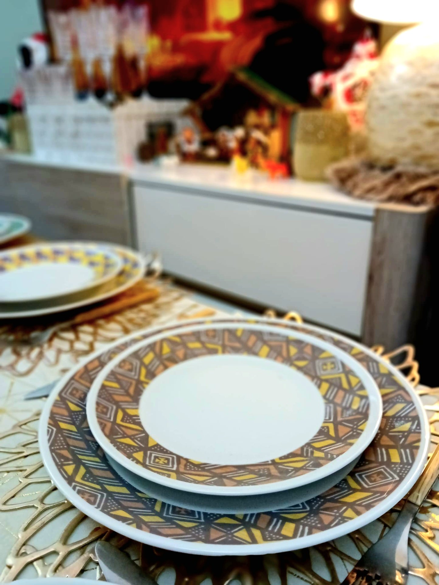 Coffret d'assiettes rondes en porcelaine fine Française fabriquées à la demande avec  motif anneaux larges Ethnique d'Afrique "Bogolan" dans coffret de 6