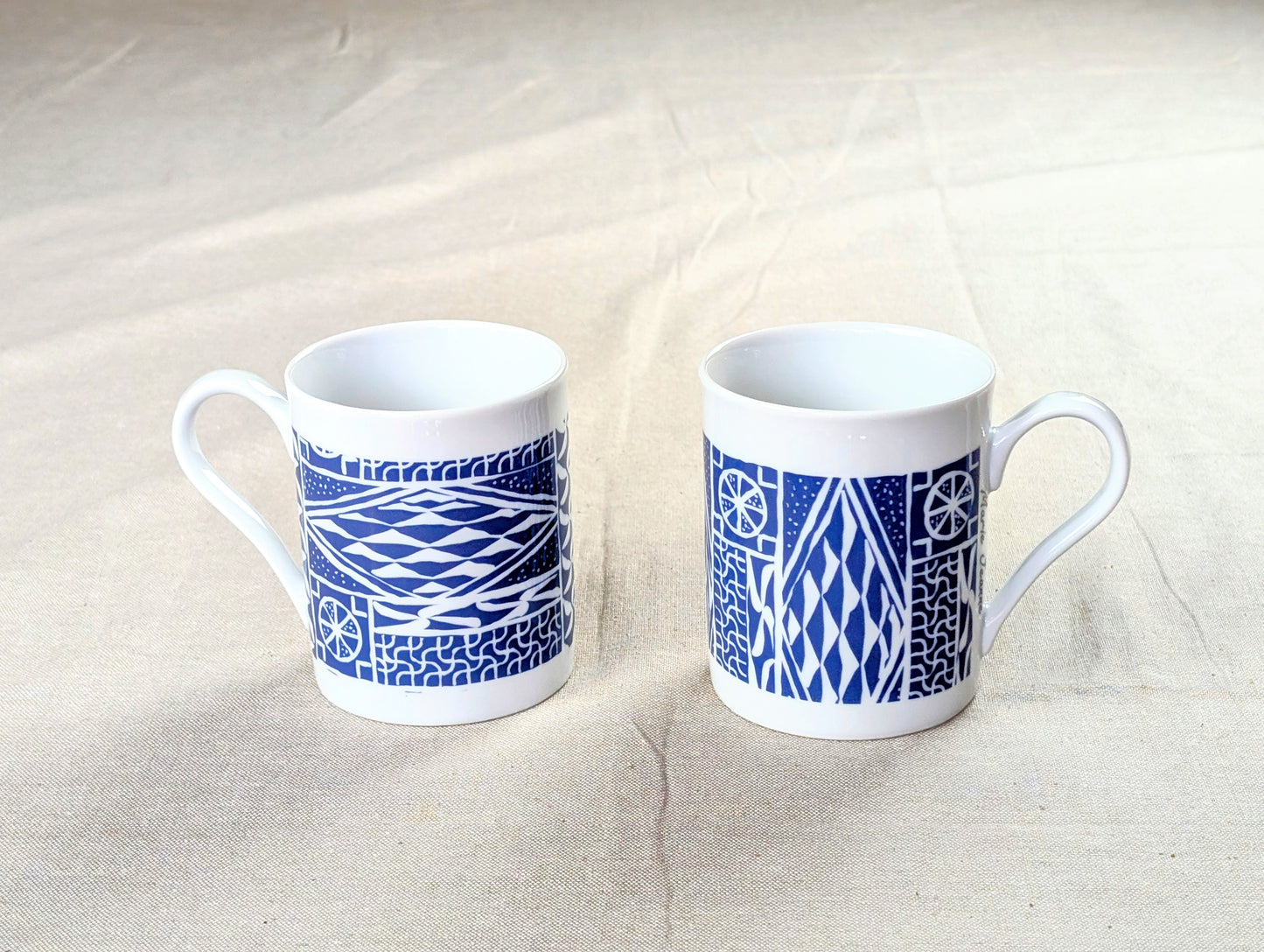 Mug en porcelaine fine Française fabriqué à la demande, motif d'Afrique, camerounais extérieur bleu "Ndop"