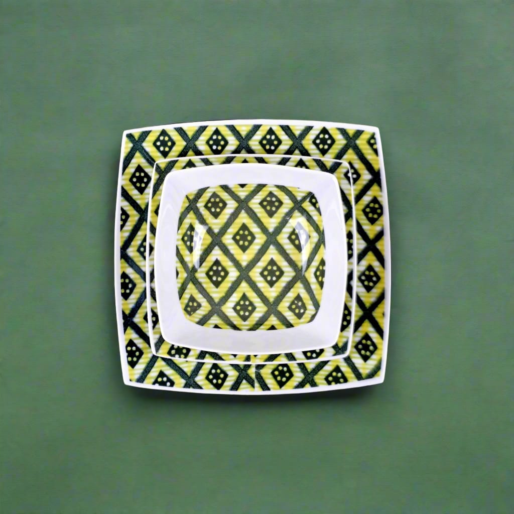 Coffret d'assiettes carrées en porcelaine fine Française fabriquées à la demande avec motif bande yoruba d'Afrique "Ibukunoluwa"   dans coffret cadeau de 6 assiettes.