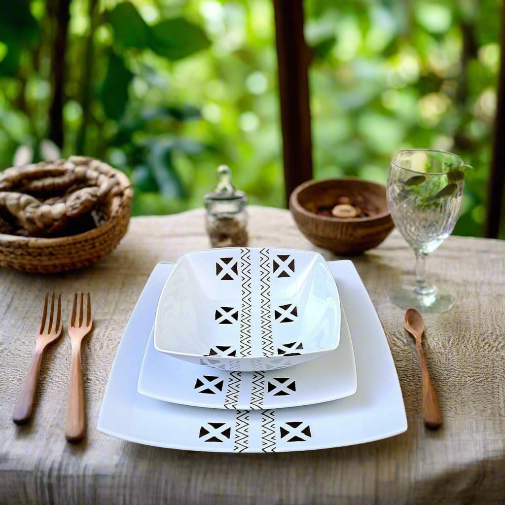 Coffret d'assiettes carrées en porcelaine fine Française fabriquées à la demande avec motif bande ethnique d'Afrique "#kente ou Kita du Ghana et Togo, présenté dans un coffret de 6 assiettes.