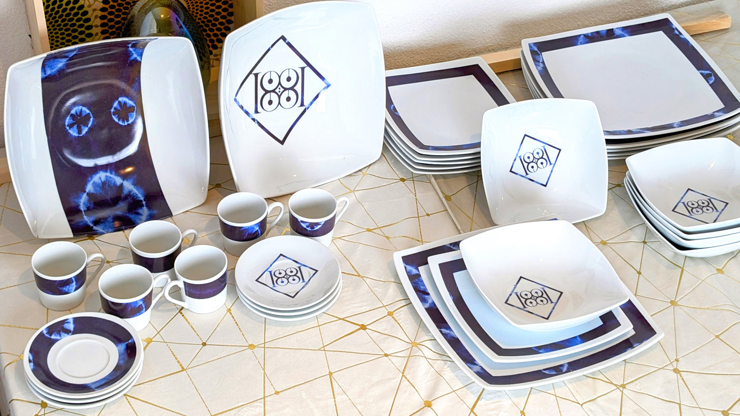 Coffret d'assiettes carrées en porcelaine fine Française fabriquées à la demande avec motif ethnique d'Afrique bleu nuit " Indigo", présenté dans un coffret de 6 assiettes