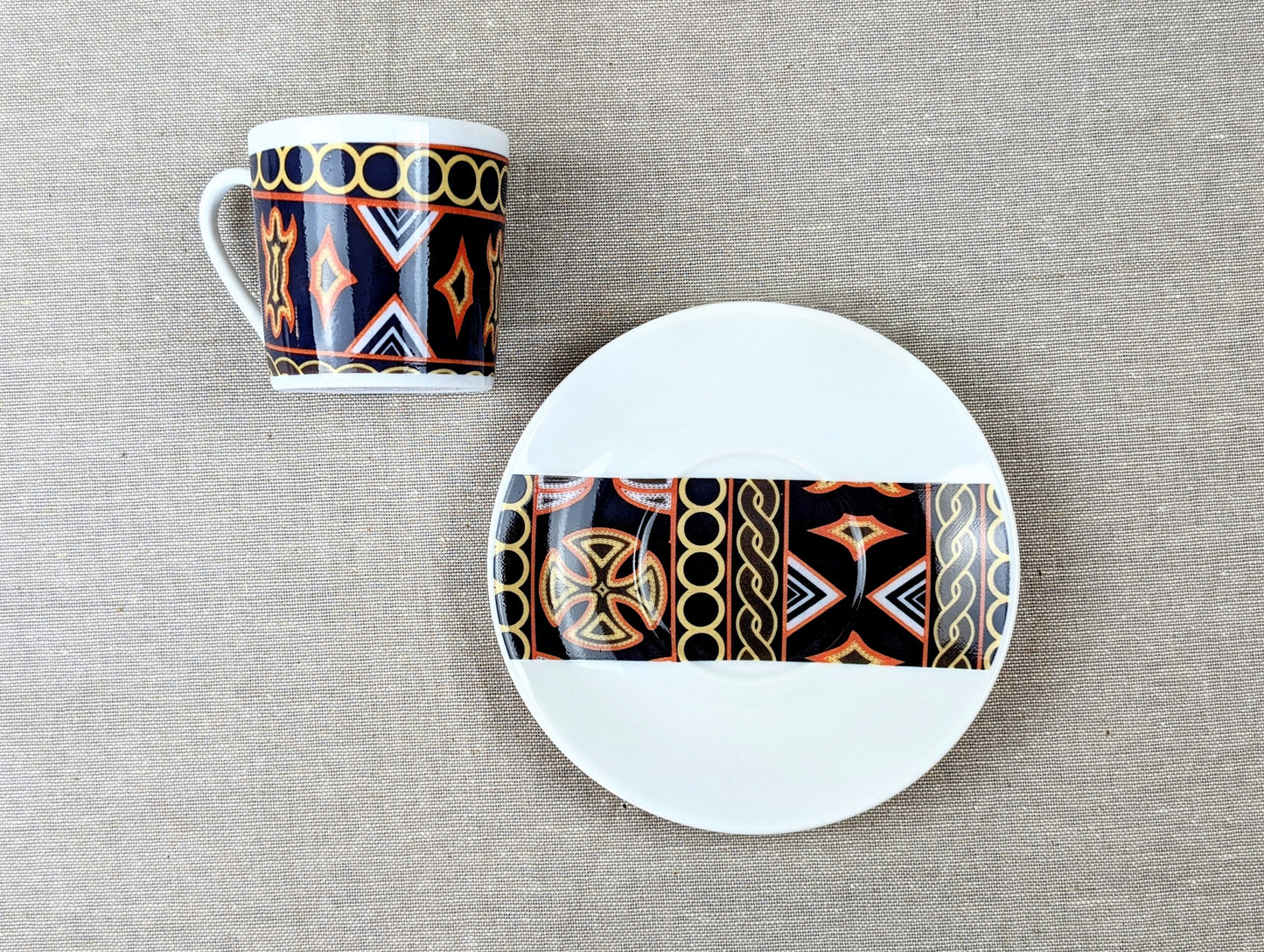 Tasse à Café en porcelaine fine Française fabriquée à la demande avec soucoupe motif bande africain "Ndop Bamoun" du Cameroun