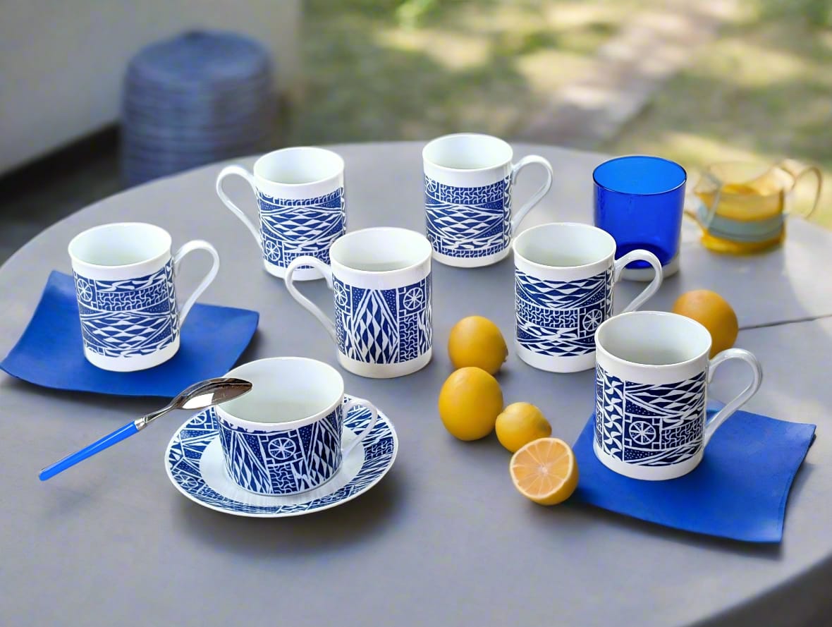 Mug en porcelaine fine Française fabriqué à la demande, motif d'Afrique, camerounais extérieur bleu "Ndop"