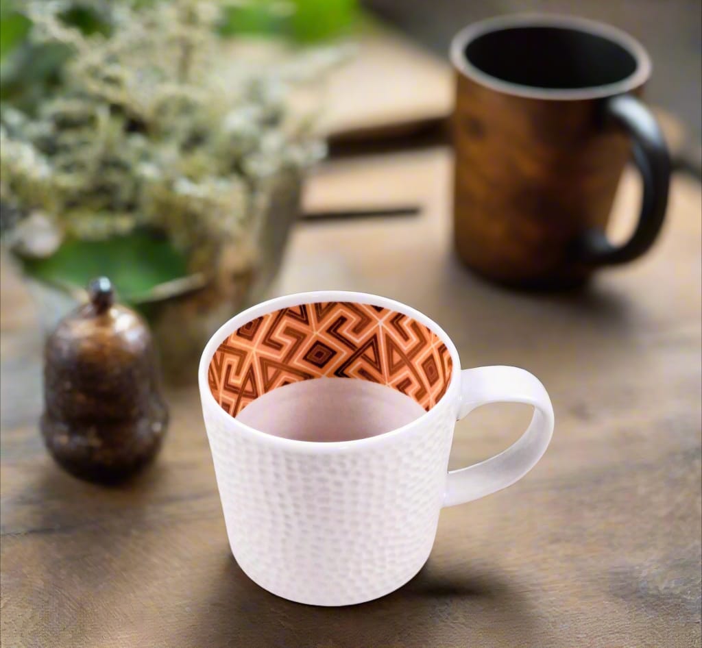 Mug grenaille à l'extérieur, motif à l'intérieur en porcelaine fine Française fabriquée à la demande avec soucoupe motif bande ethnique d'Afrique "#Ntshak (du peuple Kuba Ethnie shouwa du Congo)