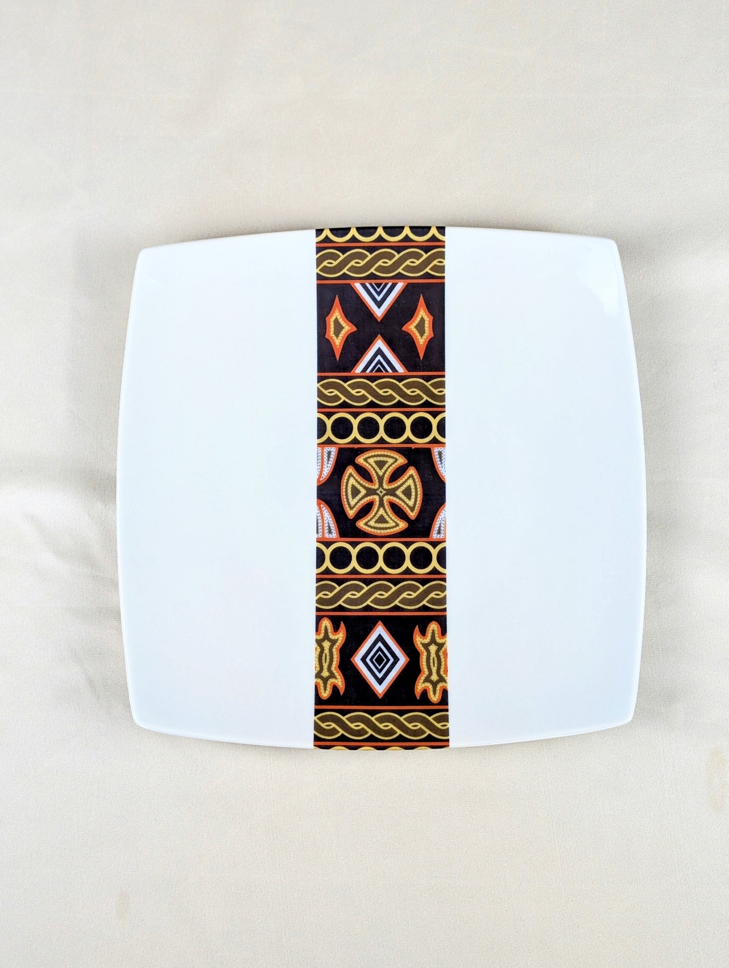 Coffret d'assiettes carrées en porcelaine fine Française fabriquées à la demande avec motif bande ethnique d'Afrique "Ndop" noir du Cameroun, présenté dans un coffret de 6 assiettes.