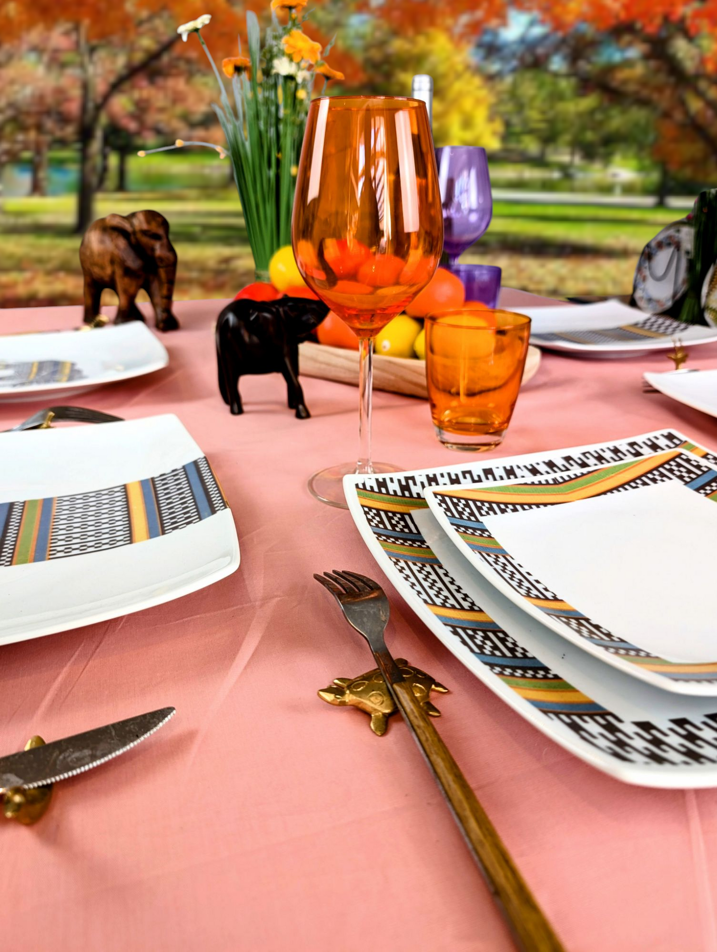 Coffret d'assiettes carrées en porcelaine fine Française fabriquées à la demande avec motif anneau ethnique d'Afrique éléphant "Kounta" ou "Kanta" du Niger, présenté dans un coffret de 6 assiettes