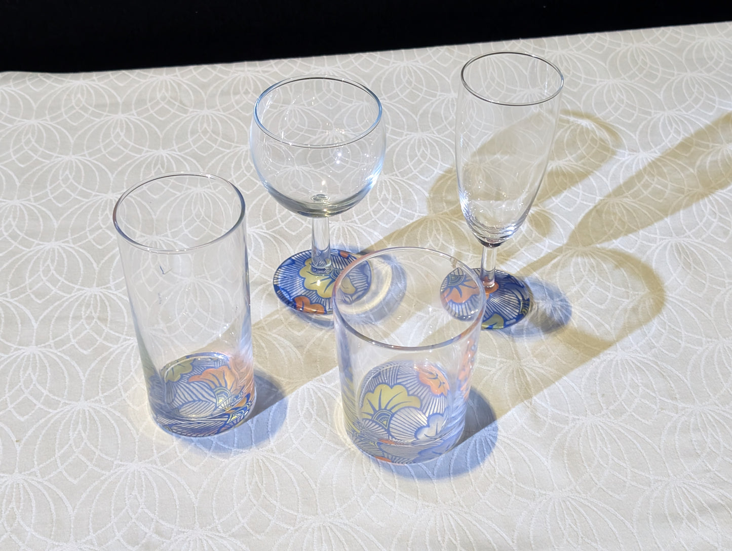 Verre à vin avec disque sous pied au motif WAX "Fleurs de Mariage"