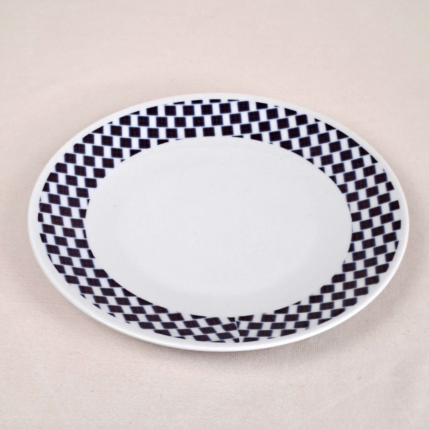 Coffret d'assiettes rondes en porcelaine fine Française fabriquées à la demande avec  motif anneaux larges WAX d'afrique "Ludo Kouin" dans coffret de 6