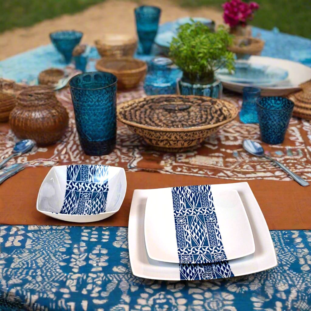 Coffret d'assiettes carrées en porcelaine fine Française fabriquées à la demande avec motif bande ethnique d'Afrique "Ndop" bleu du Cameroun, présenté dans un coffret de 6 assiettes.
