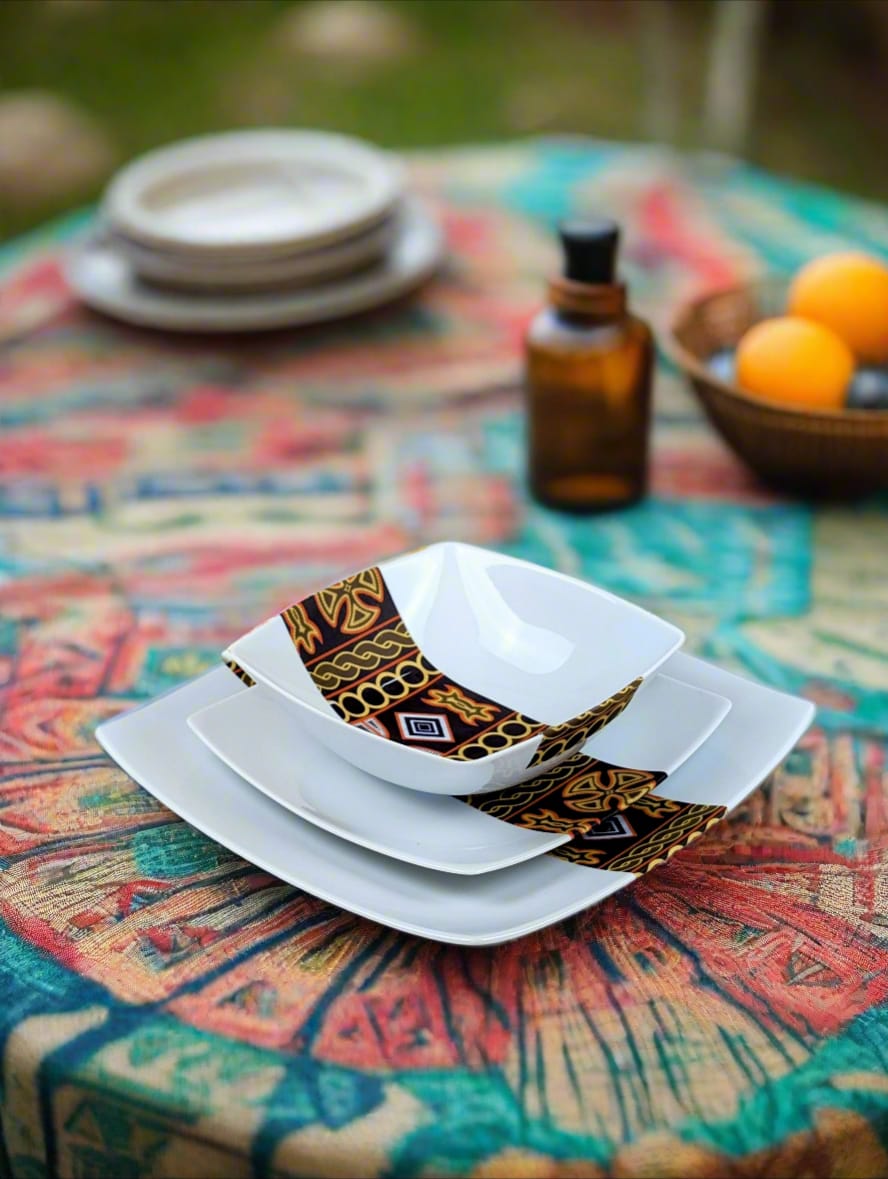 Coffret d'assiettes carrées en porcelaine fine Française fabriquées à la demande avec motif bande ethnique d'Afrique "Ndop" noir du Cameroun, présenté dans un coffret de 6 assiettes.