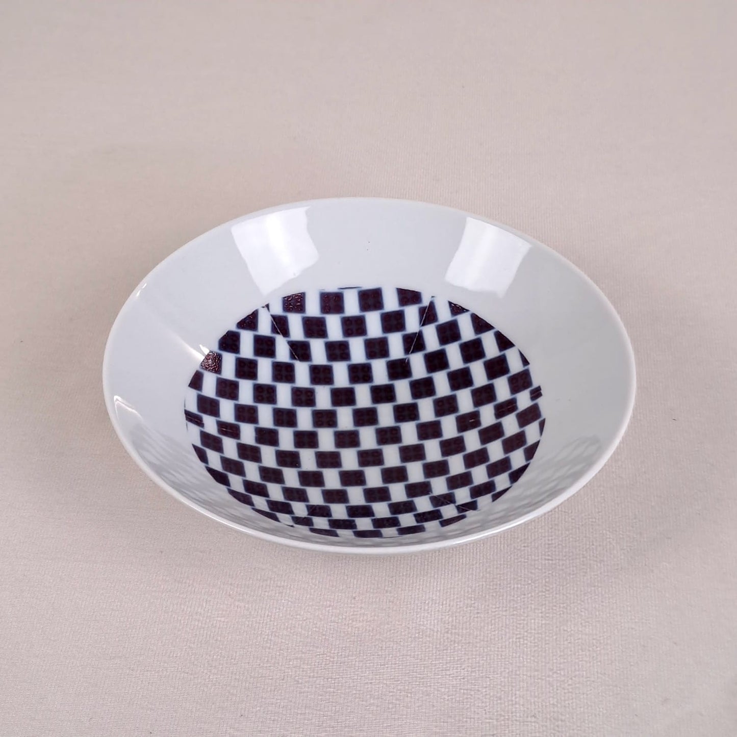 Coffret d'assiettes rondes en porcelaine fine Française fabriquées à la demande avec  motif anneaux larges WAX d'afrique "Ludo Kouin" dans coffret de 6