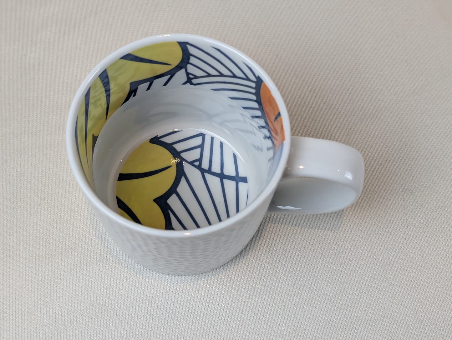 Mug en porcelaine fine Française grenaillé à l'extérieur, motif wax d'Afrique "Fleurs de Mariage" à l'intérieur