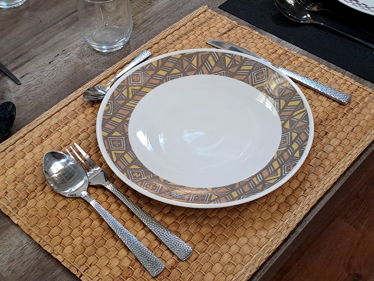 Coffret d'assiettes rondes en porcelaine fine Française fabriquées à la demande avec  motif anneaux larges Ethnique d'Afrique "Bogolan" dans coffret de 6
