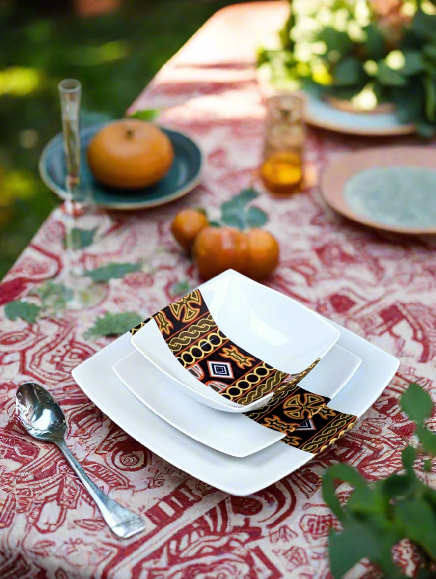 Coffret d'assiettes carrées en porcelaine fine Française fabriquées à la demande avec motif bande ethnique d'Afrique "Ndop" noir du Cameroun, présenté dans un coffret de 6 assiettes.