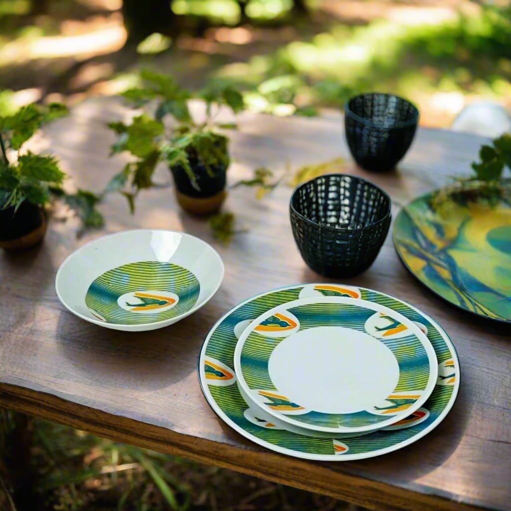 Assiettes en porcelaine fine – Motif africain WAX 'Hirondelles' – Fabrication française personnalisée