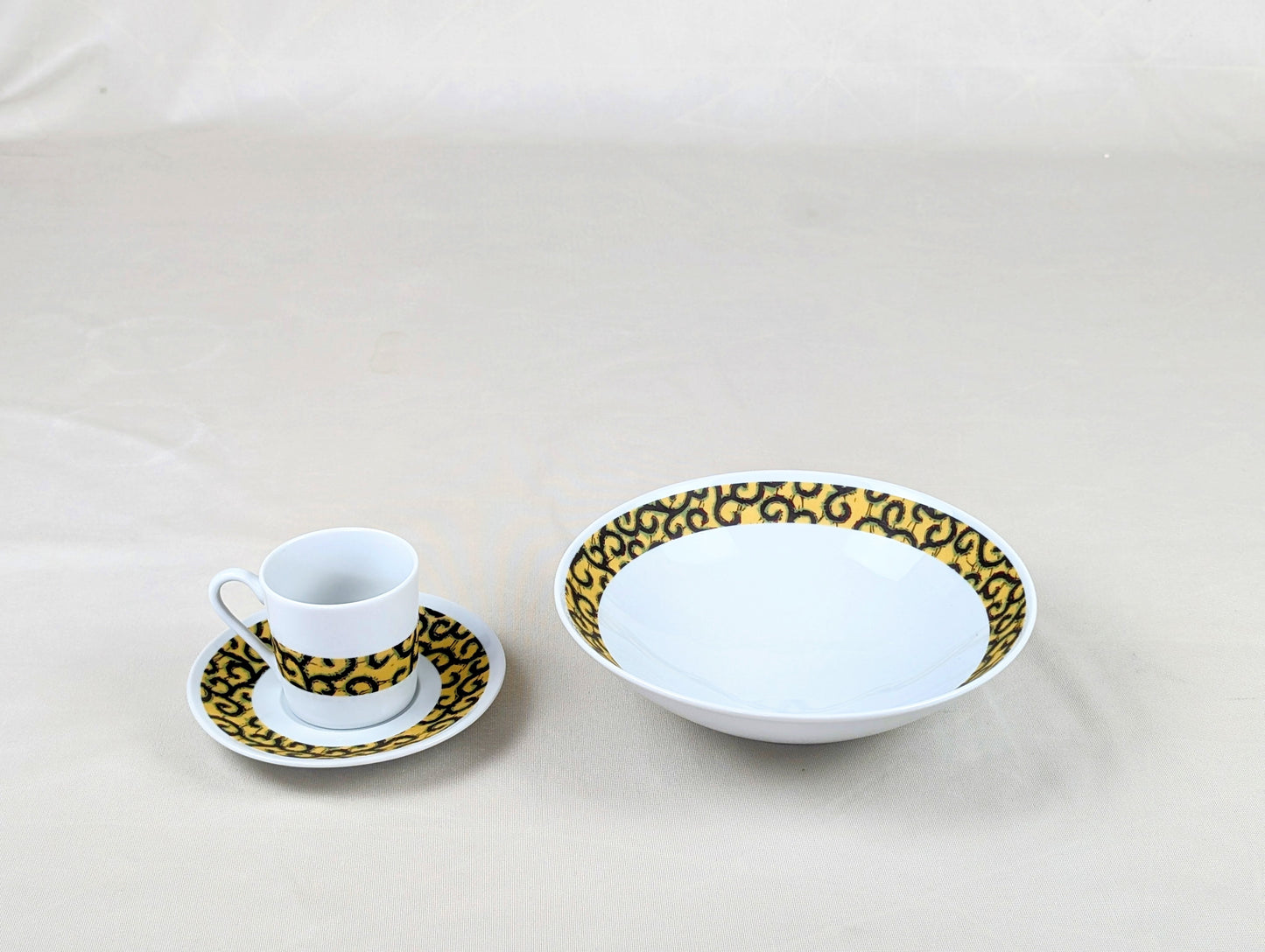 Coffret d'assiettes rondes en porcelaine fine Française fabriquées à la demande avec motif anneaux fins WAX d'afrique "Macaroni ou Conseiller" jaune dans coffret de 6 assiettes.