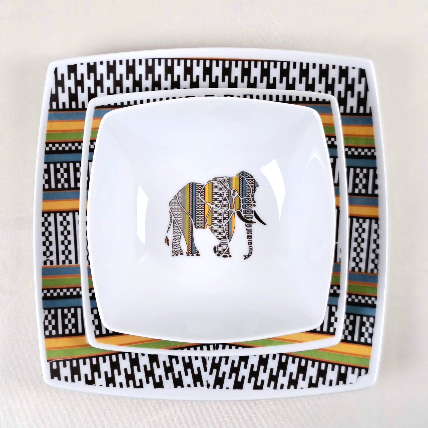 Coffret d'assiettes carrées en porcelaine fine Française fabriquées à la demande avec motif anneau ethnique d'Afrique éléphant "Kounta" ou "Kanta" du Niger, présenté dans un coffret de 6 assiettes