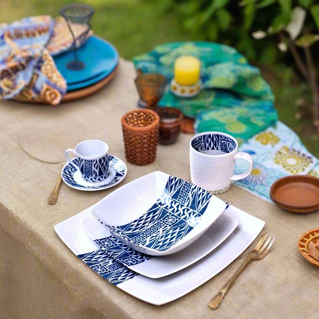 Coffret d'assiettes carrées en porcelaine fine Française fabriquées à la demande avec motif bande ethnique d'Afrique "Ndop" bleu du Cameroun, présenté dans un coffret de 6 assiettes.