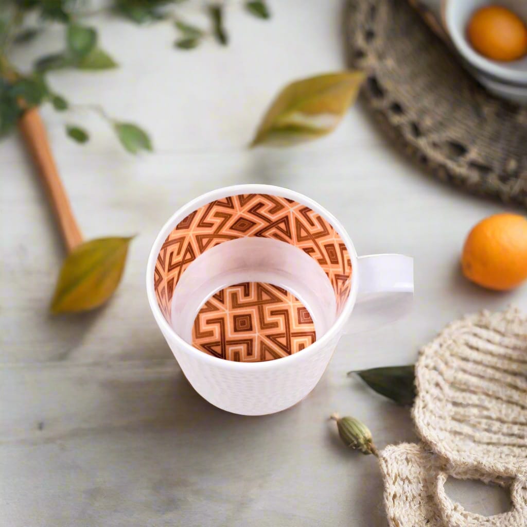 Mug grenaille à l'extérieur, motif à l'intérieur en porcelaine fine Française fabriquée à la demande avec soucoupe motif bande ethnique d'Afrique "#Ntshak (du peuple Kuba Ethnie shouwa du Congo)