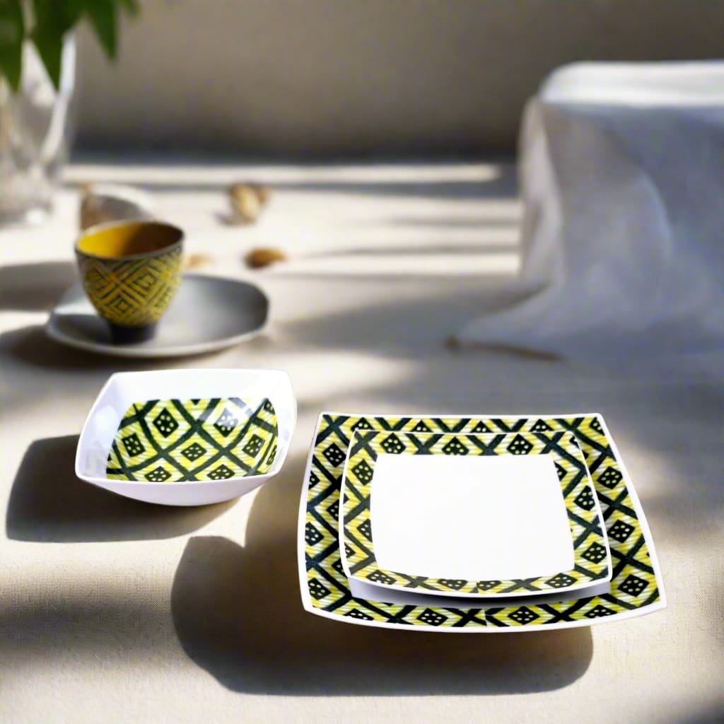 Coffret d'assiettes carrées en porcelaine fine Française fabriquées à la demande avec motif bande yoruba d'Afrique "Ibukunoluwa"   dans coffret cadeau de 6 assiettes.
