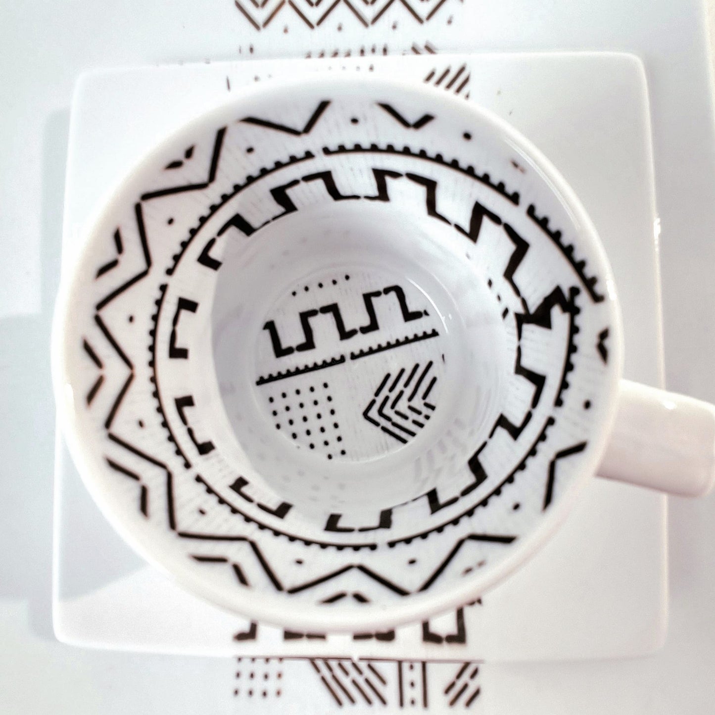 Coffret d'assiettes carrées en porcelaine fine Française fabriquées à la demande avec motif bande ethnique d'Afrique "#kente ou Kita" 2 du Ghana et Togo, présenté dans un coffret de 6 assiettes.