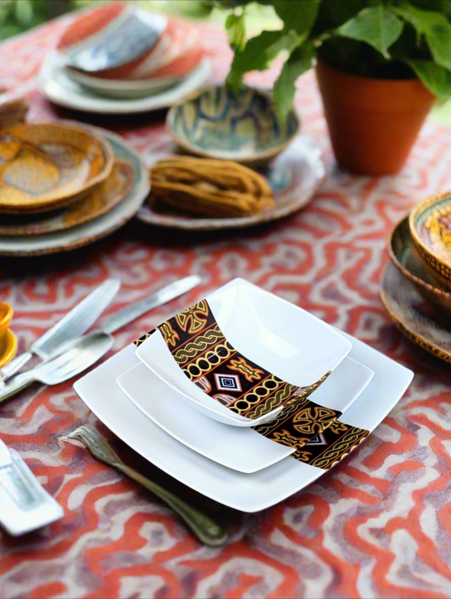 Coffret d'assiettes carrées en porcelaine fine Française fabriquées à la demande avec motif bande ethnique d'Afrique "Ndop" noir du Cameroun, présenté dans un coffret de 6 assiettes.