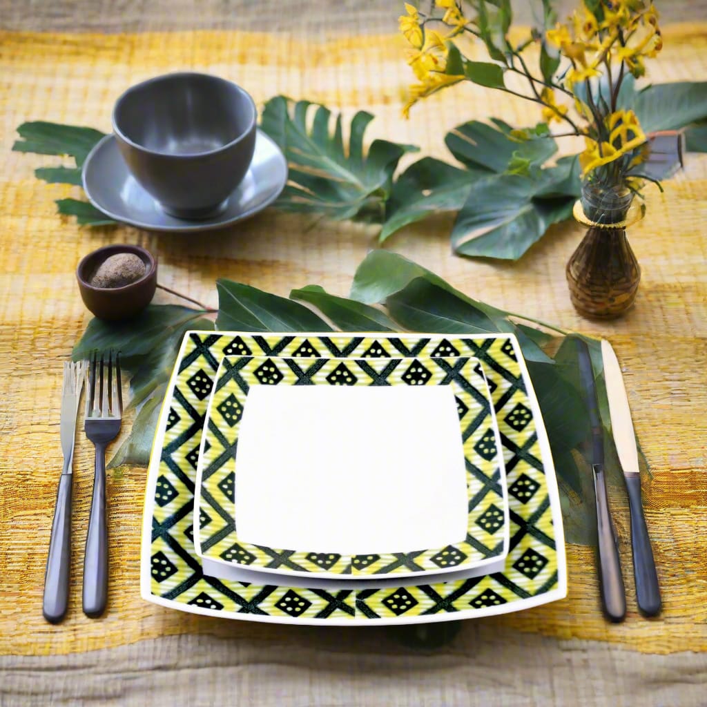 Coffret d'assiettes carrées en porcelaine fine Française fabriquées à la demande avec motif bande yoruba d'Afrique "Ibukunoluwa"   dans coffret cadeau de 6 assiettes.