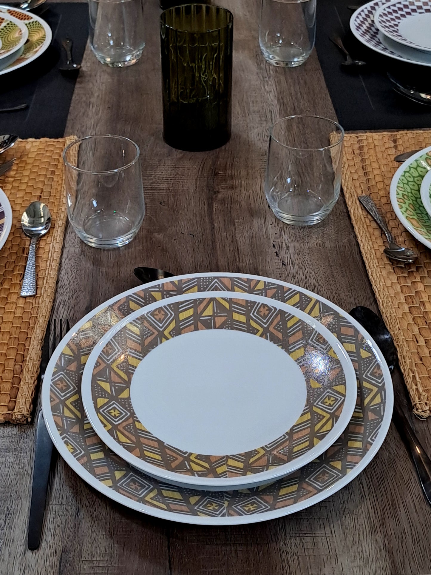 Coffret d'assiettes rondes en porcelaine fine Française fabriquées à la demande avec  motif anneaux larges Ethnique d'Afrique "Bogolan" dans coffret de 6