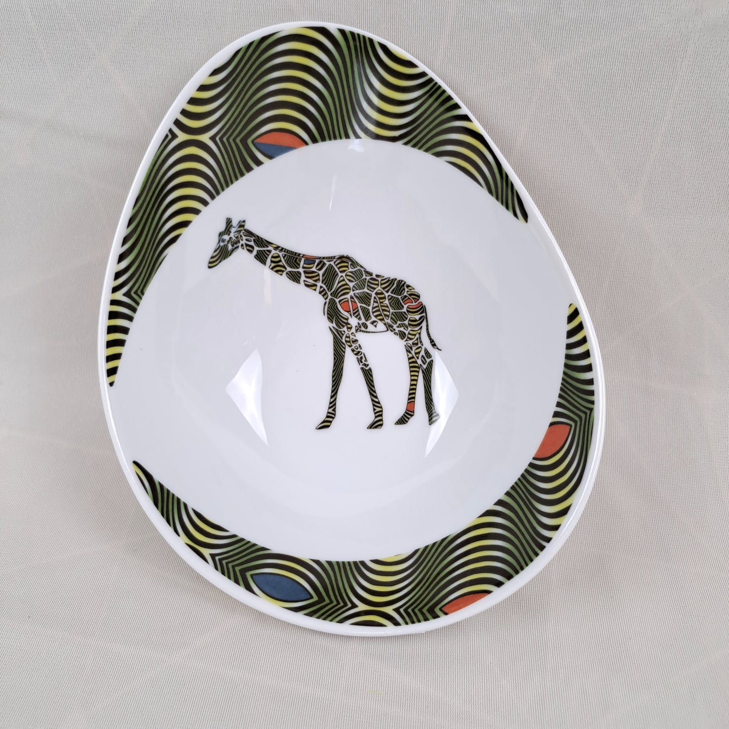 Coffret d'assiettes ovales en porcelaine fine Française fabriquées à la demande avec motif anneau WAX "Oeil de ma rivale" dans coffret de 6 assiettes