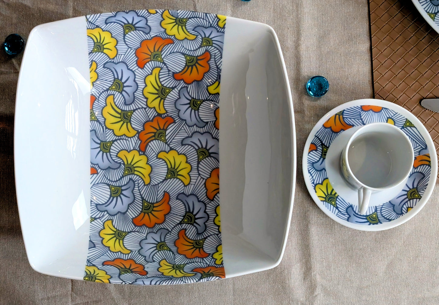 Tasse à Café avec soucoupe en porcelaine fine Française motif plein wax d'Afrique "Fleurs de Mariage"
