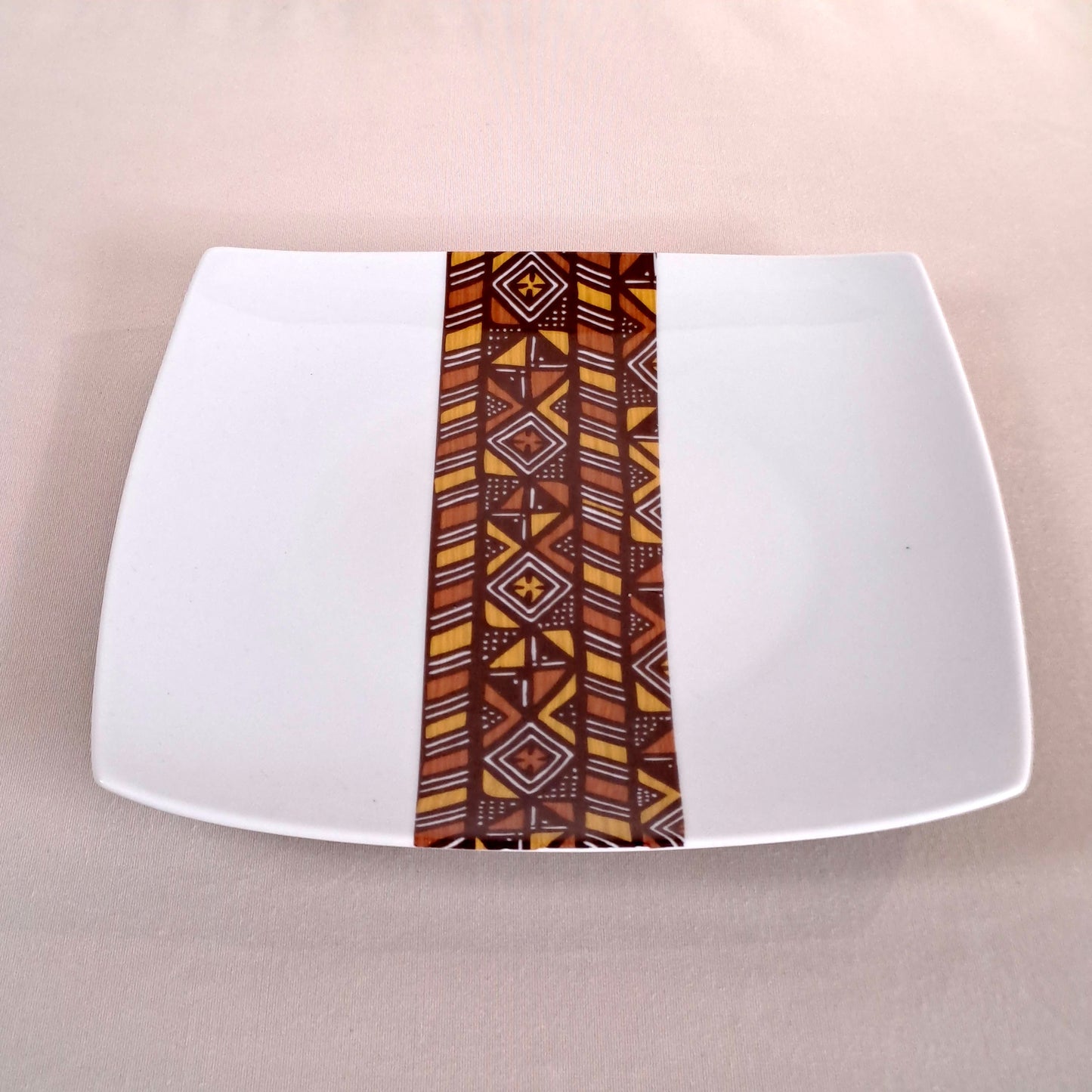 Coffret d'assiettes carrées en porcelaine fine Française fabriquées à la demande avec  motif bande Ethnique d'Afrique "Bogolan" dans coffret de 6