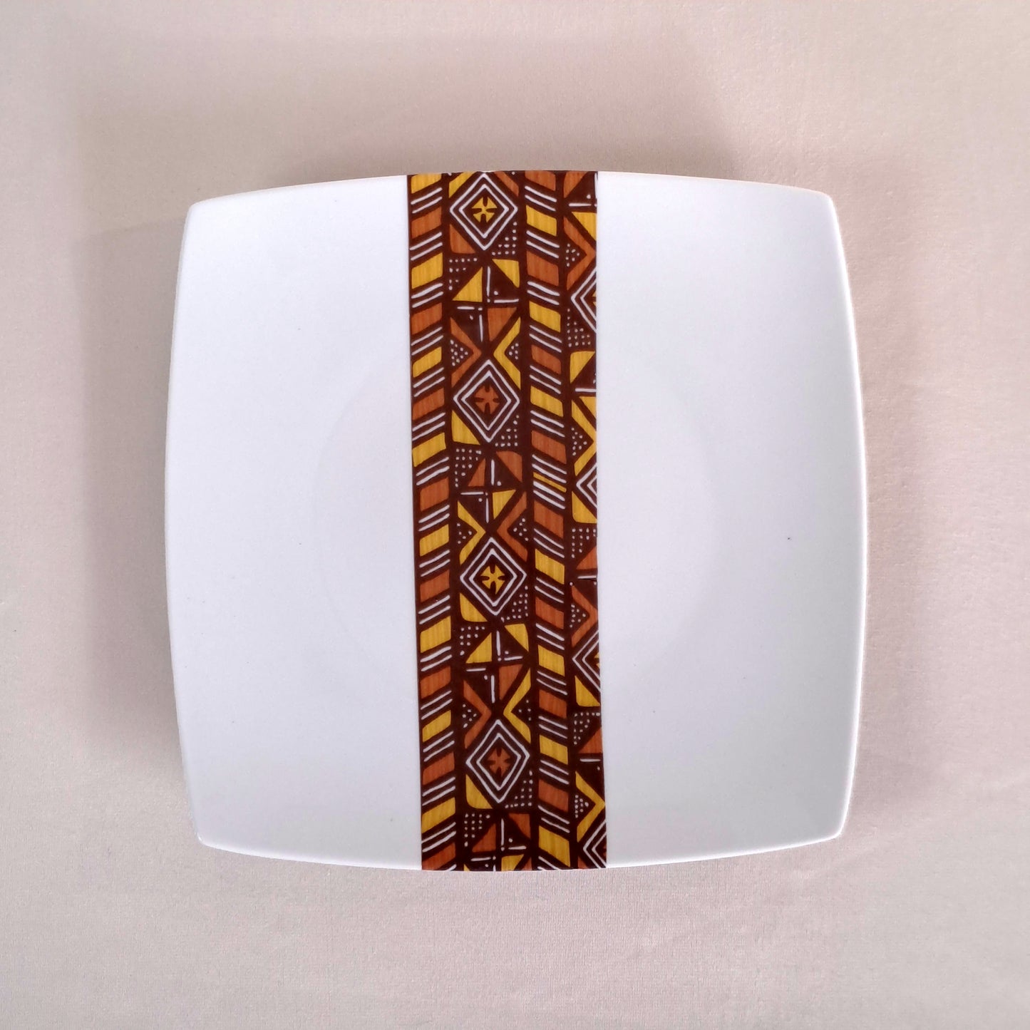 Coffret d'assiettes carrées en porcelaine fine Française fabriquées à la demande avec  motif bande Ethnique d'Afrique "Bogolan" dans coffret de 6